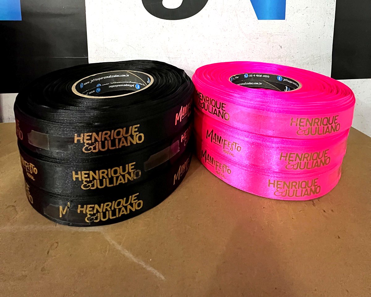 Rolos de fita de cetim personalizados Henrique e Juliano, preto e pink com hot stamping dourado
