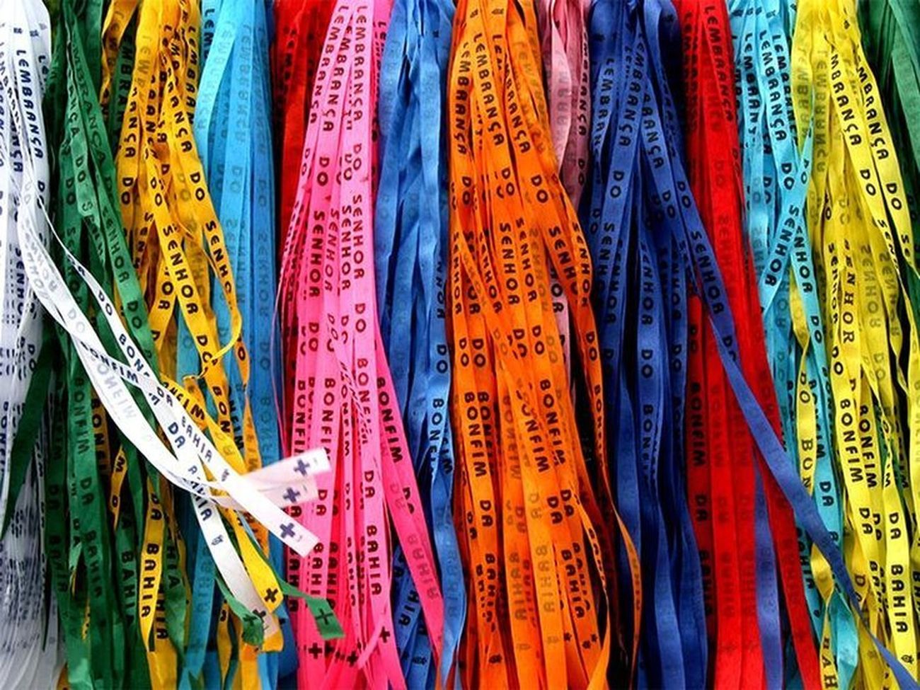 Fitinhas do Bonfim personalizadas penduradas, em várias cores