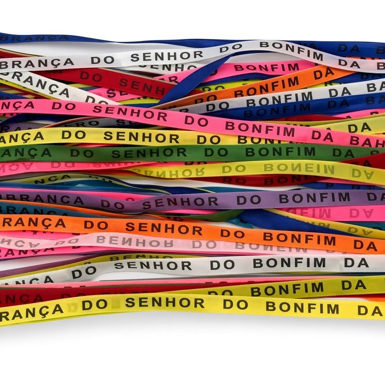 Fitinhas do Bonfim cortadas com frase personalizada
