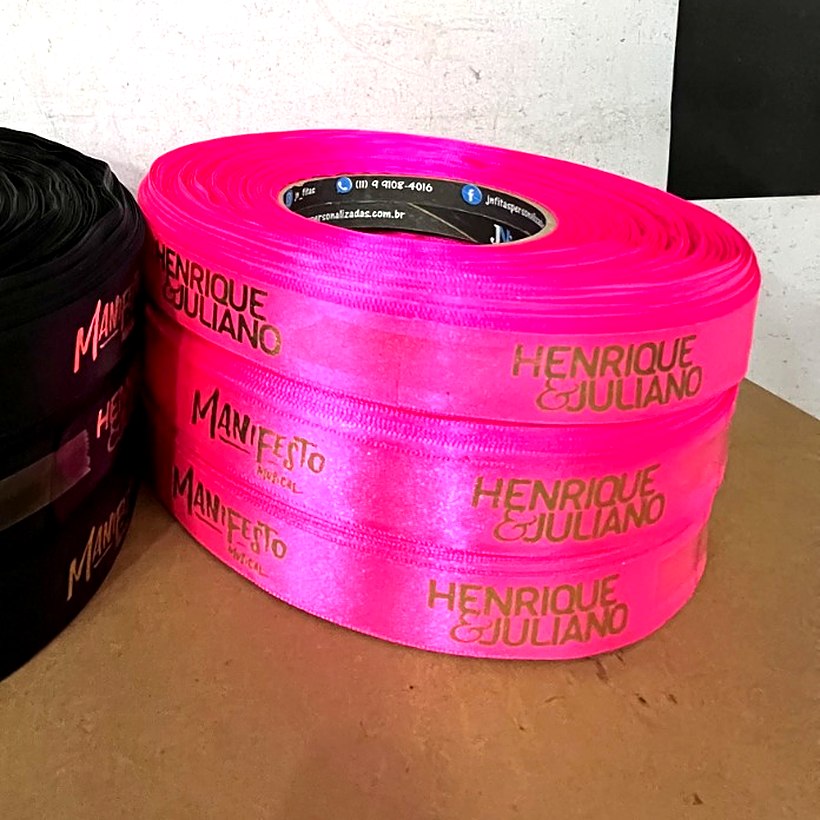 Detalhe de rolo de fita de cetim pink com hot stamping dourado